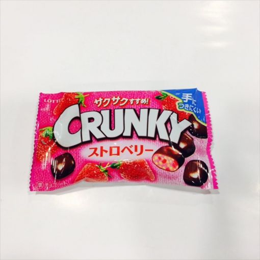 LOTTE / CRUNKY POPJOY STRAWBERRY / CHOCO SNACK 32g